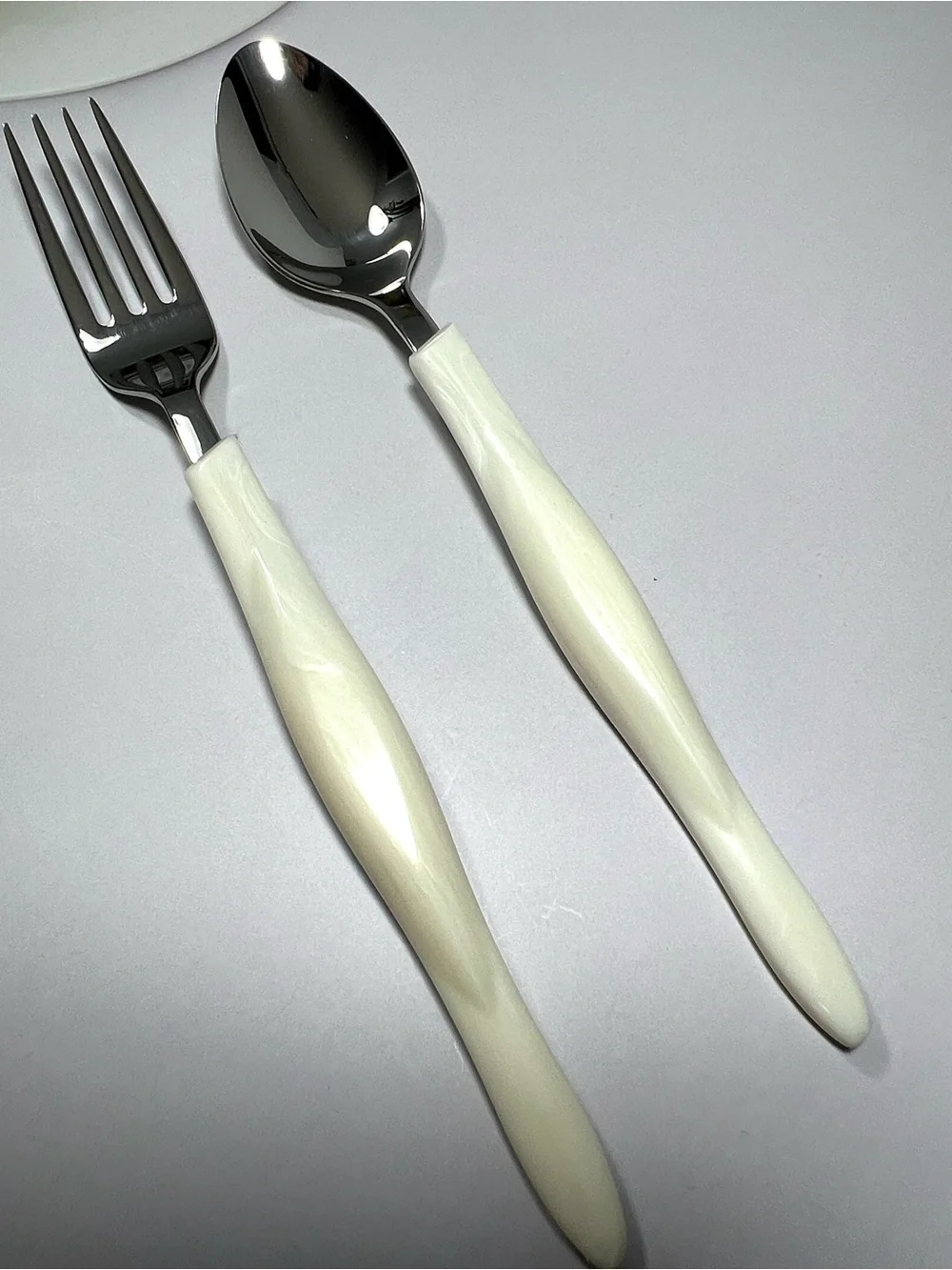 NEW CUTCO STAINLESS STEEL PEARL WHITE HANDLE TEASPOON & SALAD FORK SET